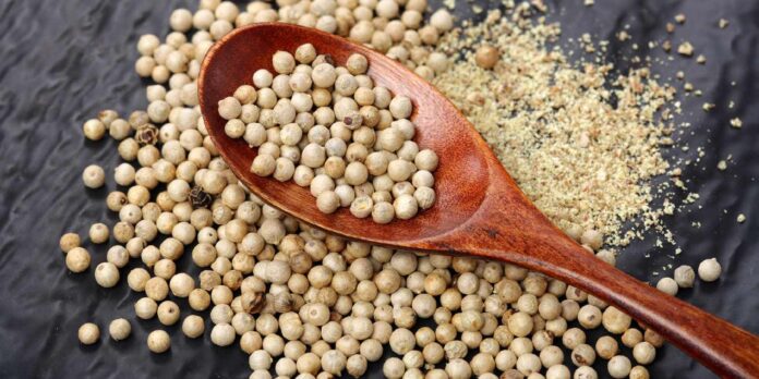 WHITE PEPPER BENEFITS,SIDE EFFECTS AND THEIR USES